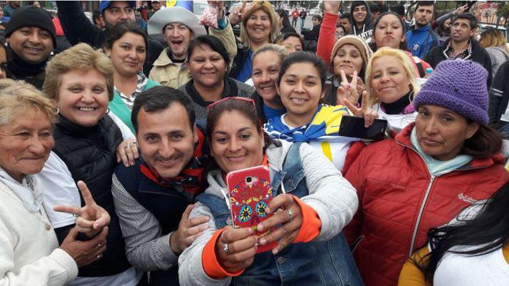 Multitudinaria caravana de Chueco Blanco en La Banda