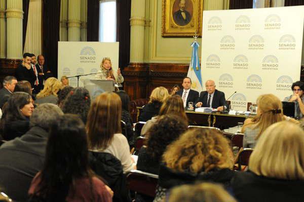 El rechazo a la ley de aborto se consolidaba entre los senadores