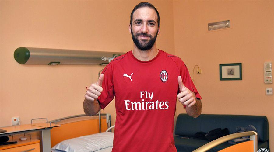 Gonzalo Higuaiacuten ya posoacute con la camiseta de Milan