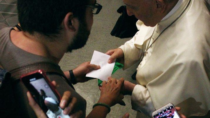 Un argentino le entregoacute un pantildeuelo verde al papa Francisco