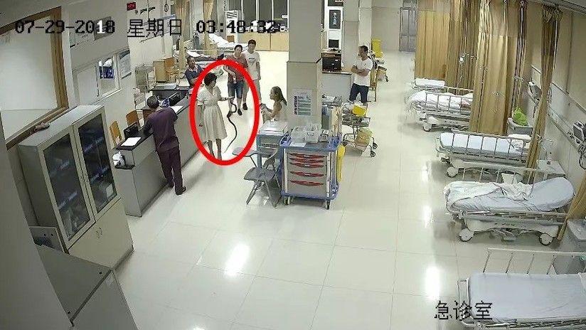 Mujer china atrapa con sus manos la serpiente que la mordioacute y se va con ella al hospital