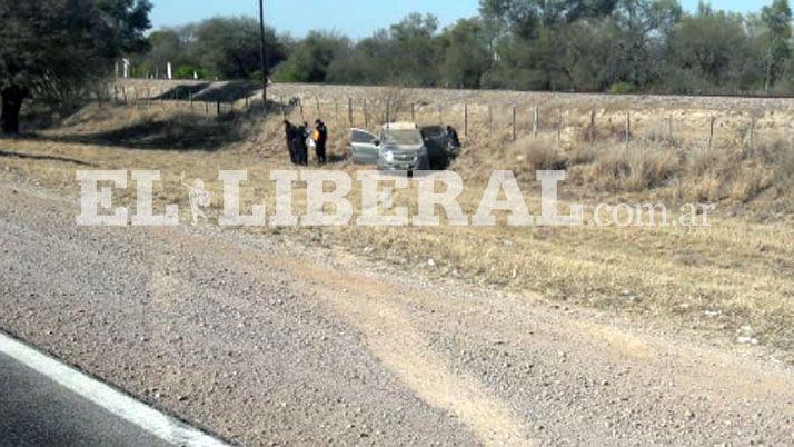 Ruta 34- intentoacute rebasar un camioacuten y terminoacute volcando