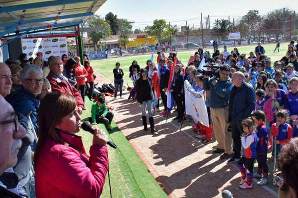 Estrella Roja inauguroacute la cancha de ceacutesped sinteacutetico 