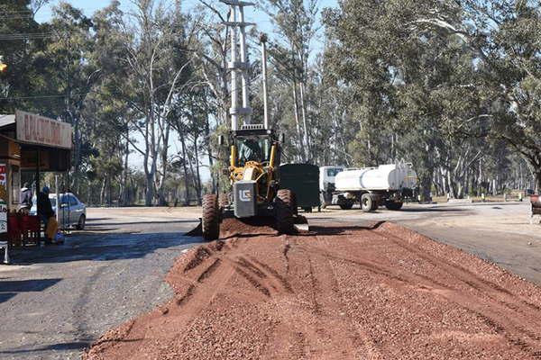 Trabajan en el mejoramiento de calles del acceso a la feria del Dique Frontal