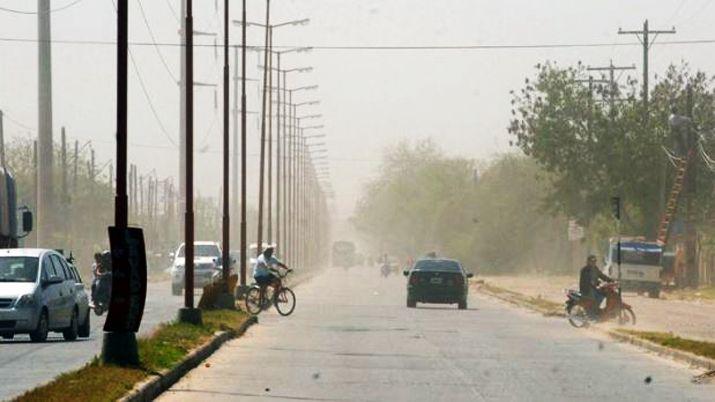 Alerta por vientos fuertes con raacutefagas para Santiago del Estero