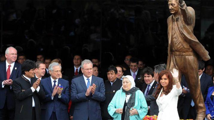 Ecuatorianos pidieron sacar una estatua de Kirchner- Es signo de corrupcioacuten