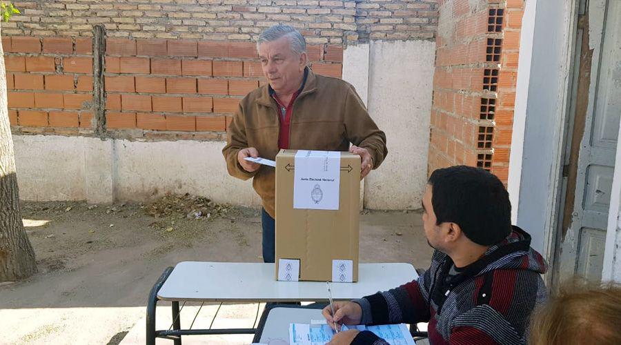 Hugo Infante cumplioacute con el deber ciacutevico de votar