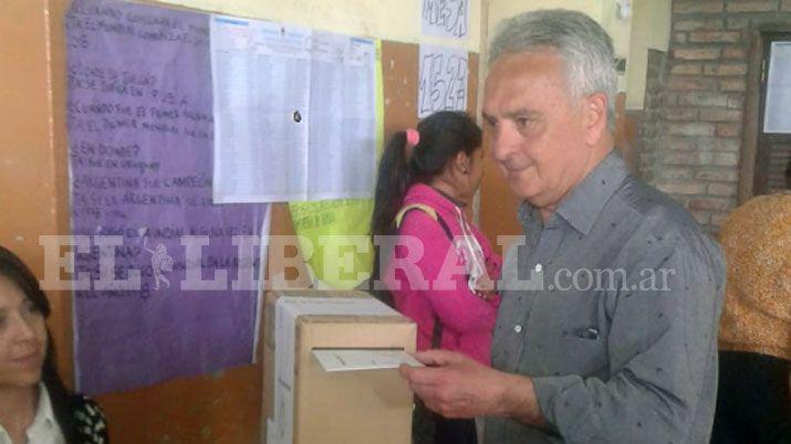 Votoacute el candidato del Frente Vecinal y Popular en Antildeatuya