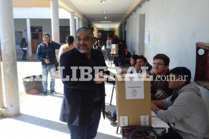 Humberto Eduardo Santill�n votó en la escuela Carlos Jensen del barrio 8 de Abril