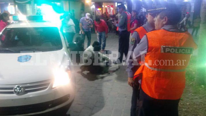 A las trompadas en pleno centro- les secuestraron drogas y un arma