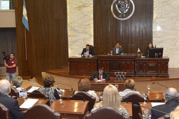 El martes la Legislatura local comenzaraacute a tratar proyectos contra el DNU de ajuste de Macri