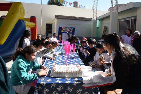 Alumnos de la Escuela Especial Ua Suhtu festejaron por anticipado el Diacutea del Nintildeo