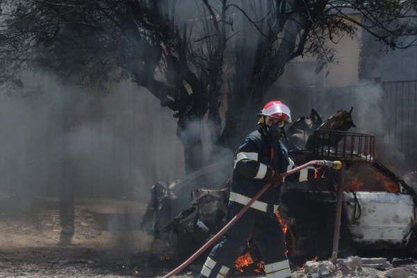 El incendio de un automoacutevil tornoacute en pesadilla viaje de descanso de una pareja