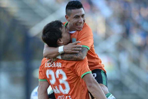 Banfield festejoacute por primera vez con un gol de penal de Cvitanich