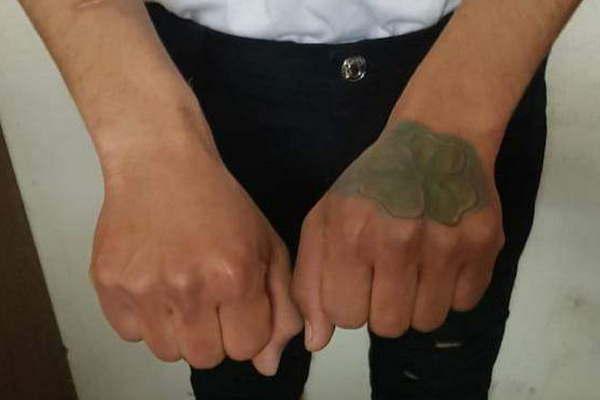 El tatuaje de su mano lo delatoacute en un asalto a un playero en Los Juriacutees