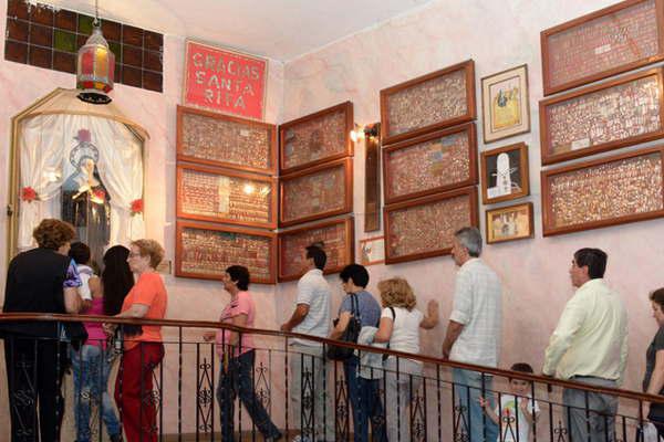 Los fieles santiaguentildeos veneraraacuten hoy a Santa Rita en su santuario