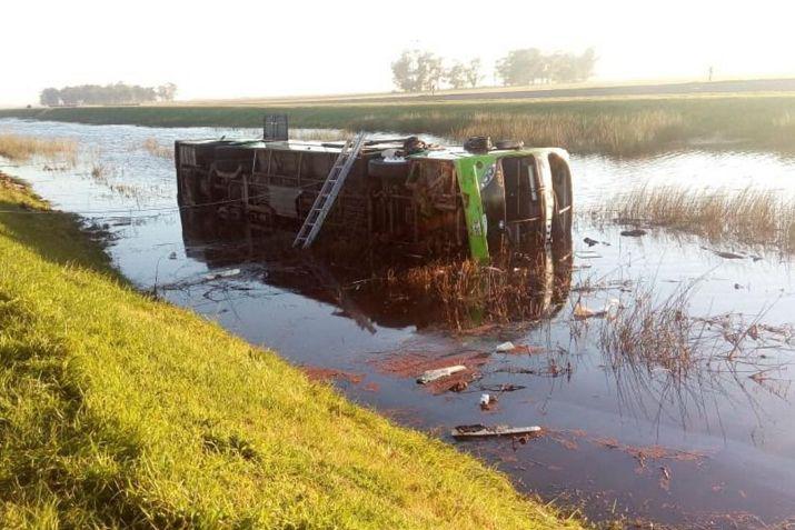 Las autoridades investigan si el chofer del micro se quedó dormido perdió el control del ómnibus y terminó cayendo a una zanja