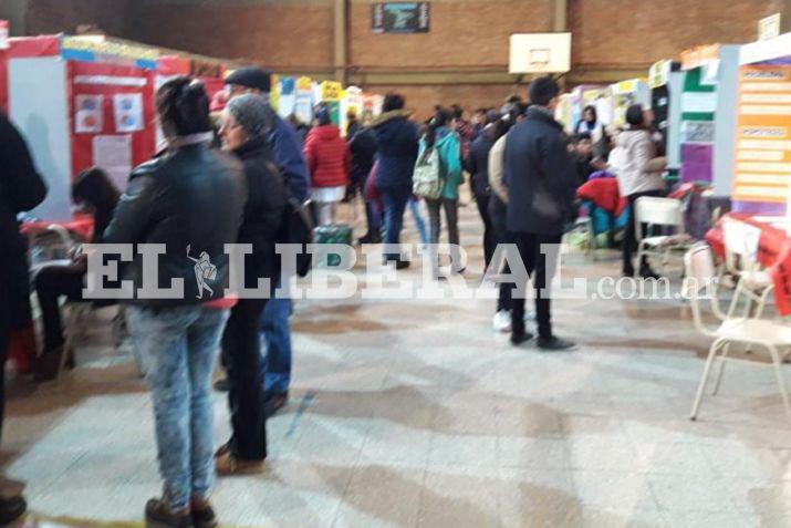 La muestra tiene lugar en en el Salón de Usos Mltiples (Sum) de la Escuela Técnica N 5 Dr Ramón Carrillo