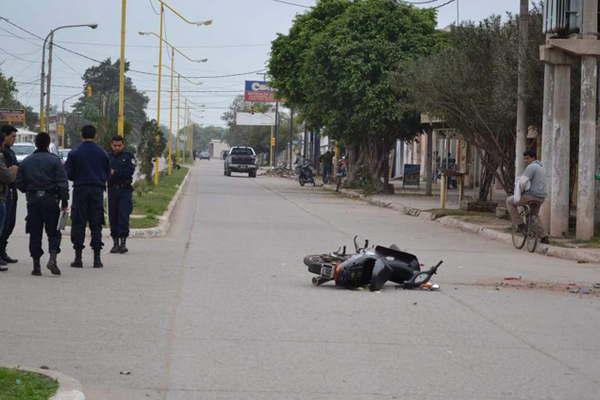 Madre e hija heridas en un choque de motos y el otro conductor se fugoacute