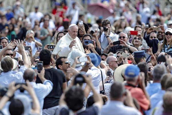 El papamoacutevil recorreraacute Dubliacuten entre 100000 personas