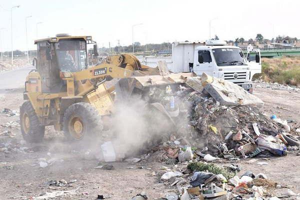 La comuna concretoacute un operativo de erradicacioacuten  de basurales en la zona de Soliacutes y Circunvalacioacuten 