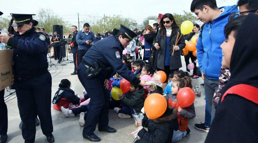 La Policiacutea compartioacute una jornada de encuentro con escuelas de la Zona Sur