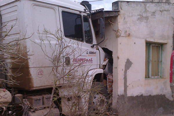 Camioacuten de una empresa constructora se incrustoacute en una casa y la destruyoacute