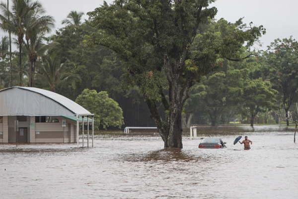 El huracaacuten Lane causa inundaciones y apagones en Hawai