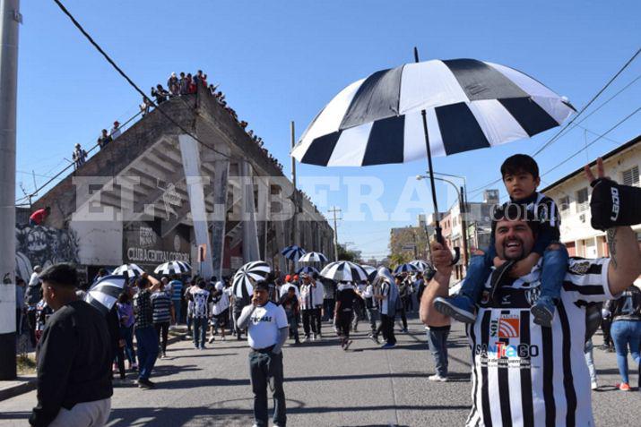 Los fanaacuteticos esperan ansiosos el encuentro