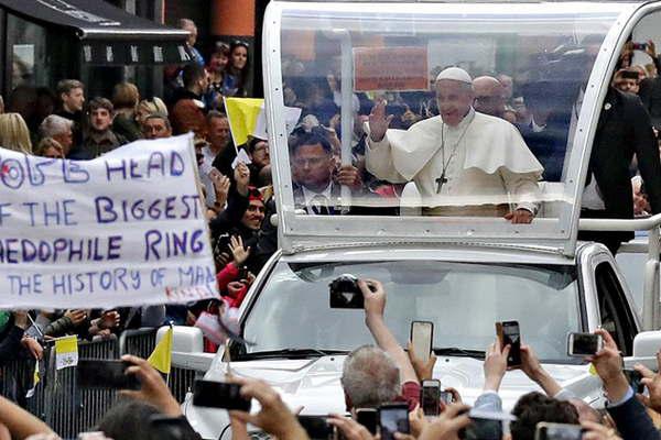 Un exnuncio exige la renuncia del Pontiacutefice argentino