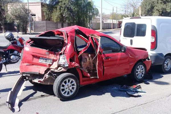 Un colectivo se quedoacute sin frenos y ocasionoacute un choque en cadena