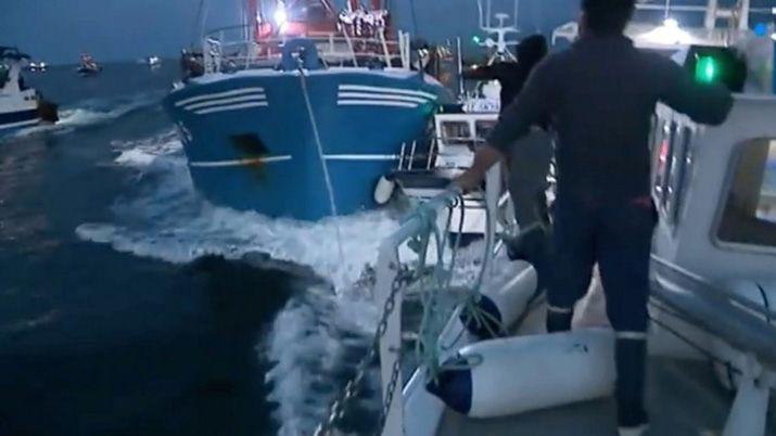 VIDEO  Tremendo enfrentamiento entre barcos pesqueros