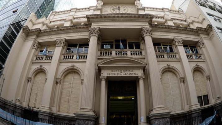 El Banco Central aumentoacute la tasa al 60-en-porciento- en un intento por frenar al doacutelar