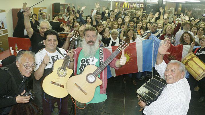 Celebran en la Casa de Santiago el Diacutea de la Lengua Quichua