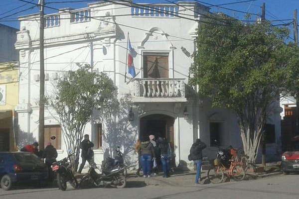 Un joven prendioacute fuego la motocicleta de su tiacuteo y recibioacute una golpiza