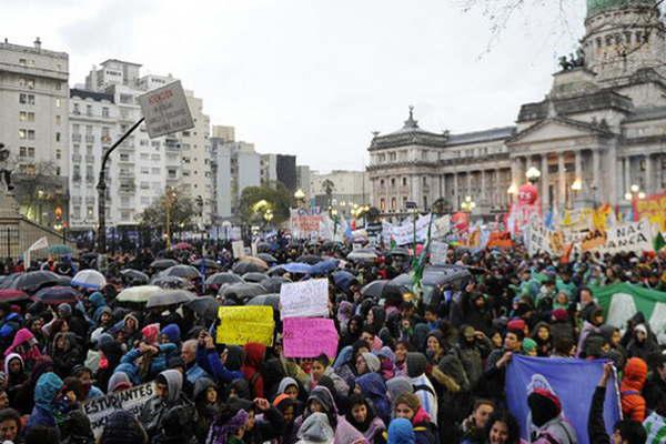 Masiva movilizacioacuten en contra del Gobierno 