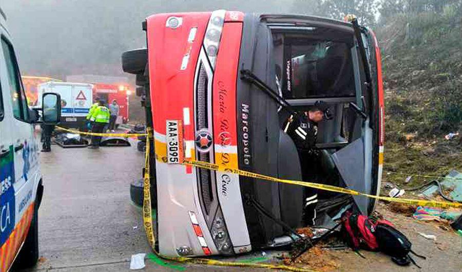 Al menos 11 muertos al volcar un colectivo en Ecuador