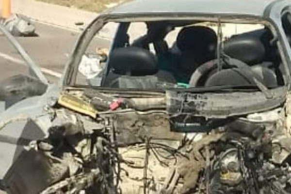 Choque frontal entre un auto y un camioacuten se cobroacute la vida de dos personas y hubo 3 heridos