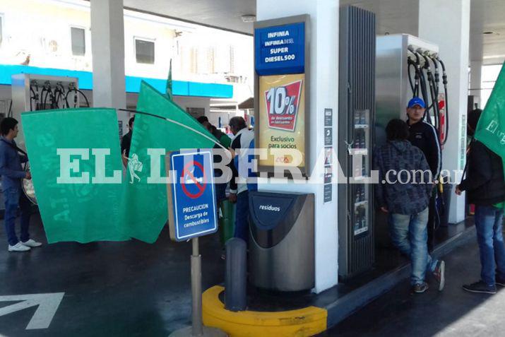 Los manifestantes con banderas del gremio de Smata bloquearon la estación de servicios de avenida Belgrano y S�enz Peña