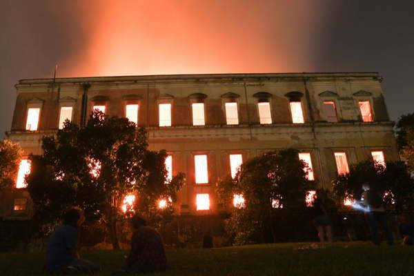 Un incendio arrasoacute el Museo Nacional de Riacuteo de Janeiro