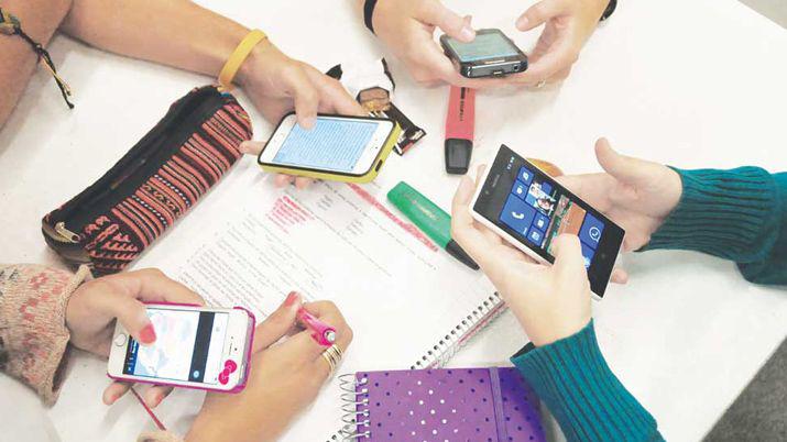 Estudiantes de Francia ya no pueden llevar celulares al colegio