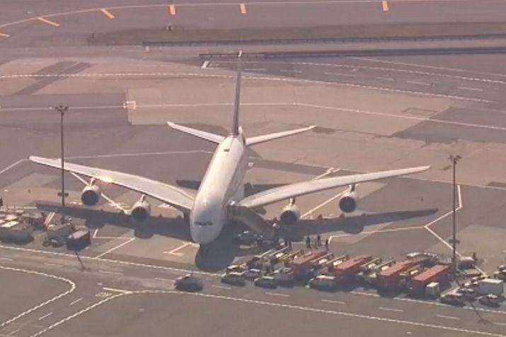 Ponen en cuarentena a un avioacuten por 100 pasajeros enfermos