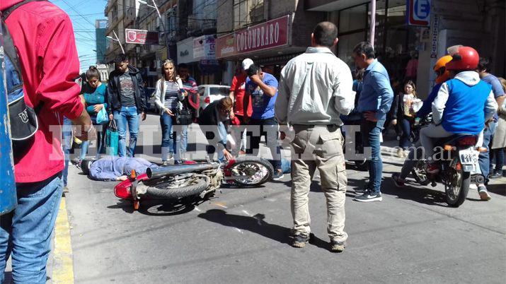 Un peatoacuten fue embestido por una moto en pleno centro