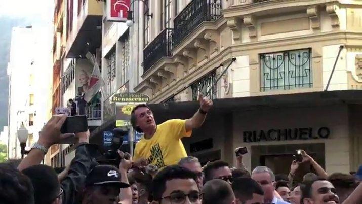 VIDEO  Apuntildealaron al candidato a presidente de Brasil de la ultraderecha