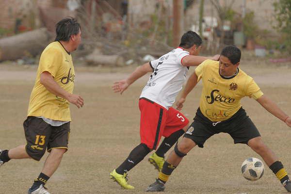 Los Santos ante Barrio Caacuteceres el destacado 