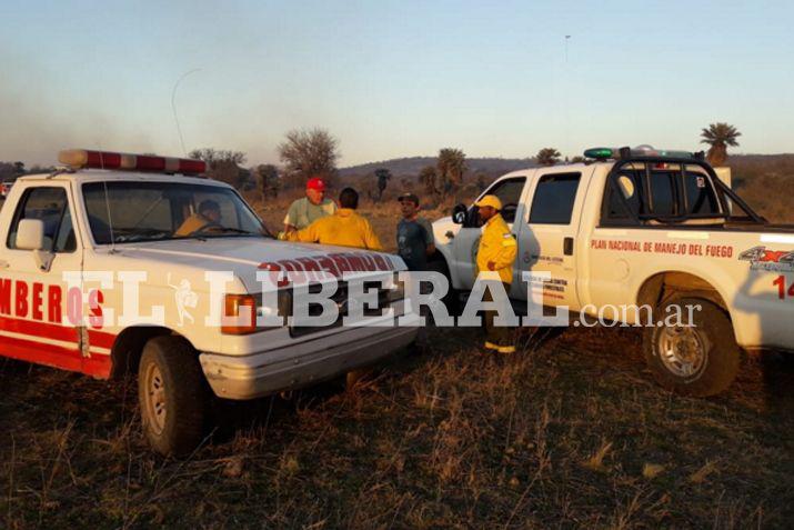 El personal de la Brigada contra Incendios de Ojo de Agua en pleno operativo sobre suelo cordobés