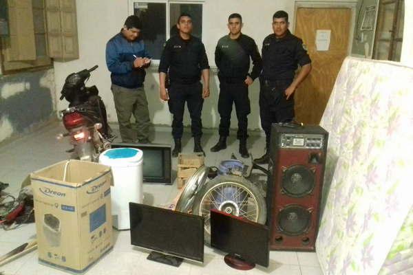 Intentaron robar una moto fueron interceptados por la policiacutea y confesaron la autoriacutea de numerosos iliacutecitos 