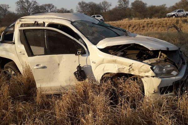 Murioacute chofer al volcar 4x4 y su pareja resultoacute fracturada en Yuchaacuten