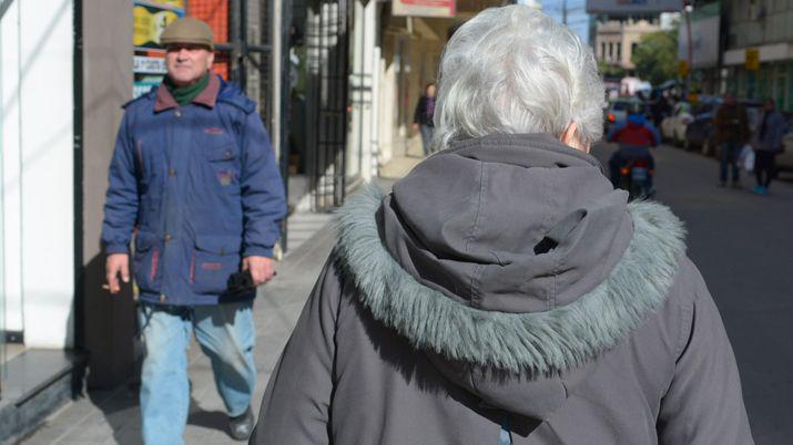 El friacuteo y la lluvia volveriacutean a Santiago a mitad de semana