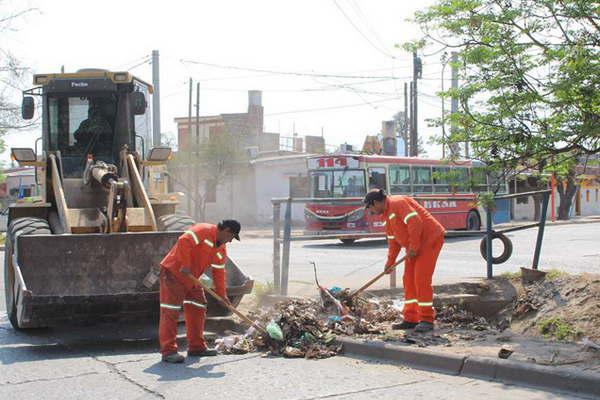 El municipio limpioacute el desaguumle pluvial de la Av Aguirre 